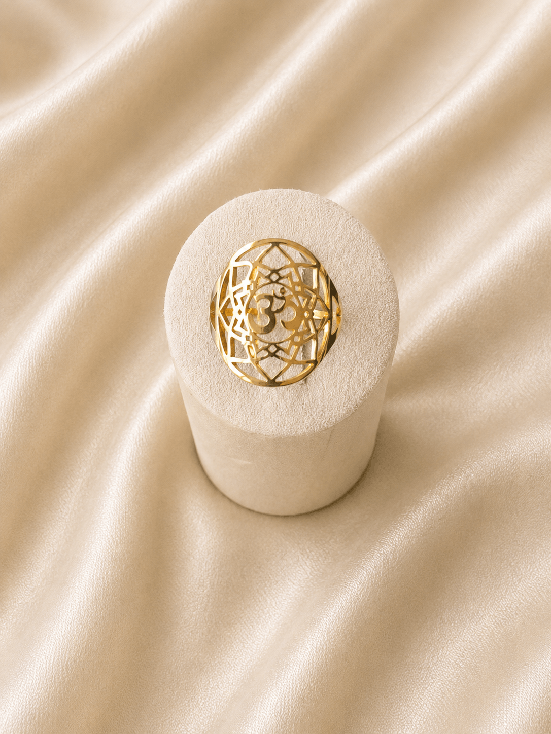 Bague acier inoxydable Om dorée · Taille 59 · DGC