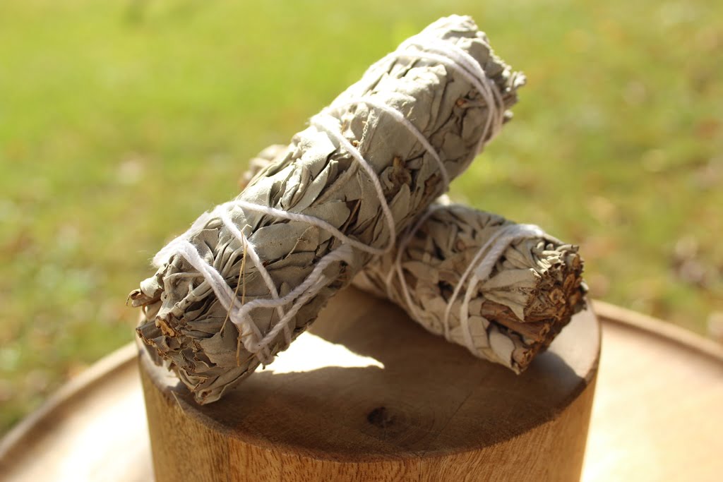 Fagot de sauge blanche séchée pour la purification des pierres naturelles